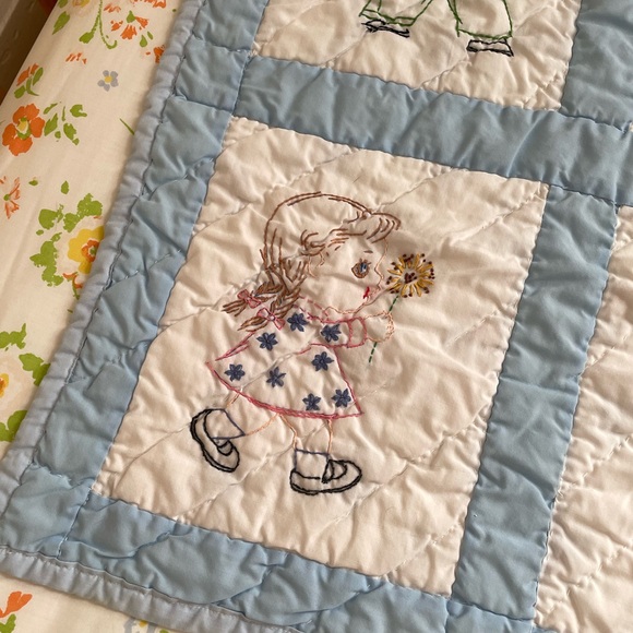 Vintage embroidered hand-sewn crib/baby quilt - Picture 2 of 9
